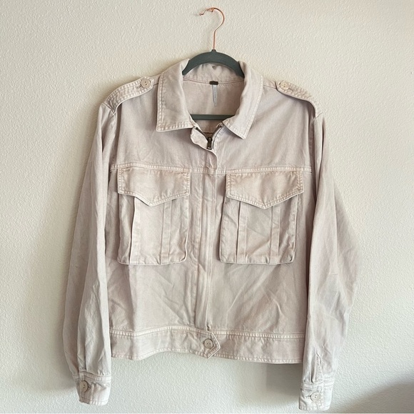 YFB Young Fabulous & Broke Beige Flap pocket Crop jacket, tencell blend, L NWOT - Picture 2 of 14
